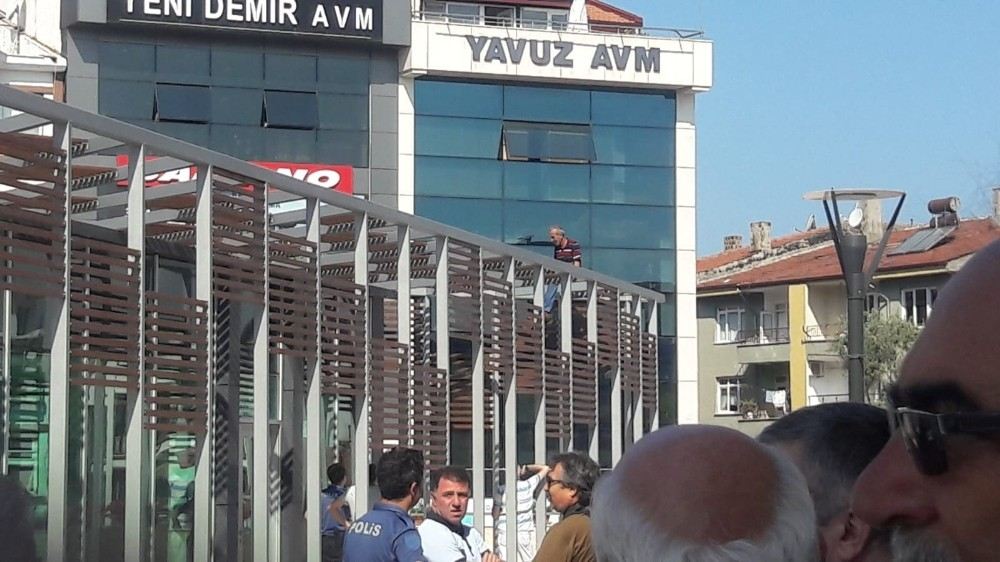 Belediye Binasına Önünde Silahla Havaya Ateş Açan Şahıs Korkuttu