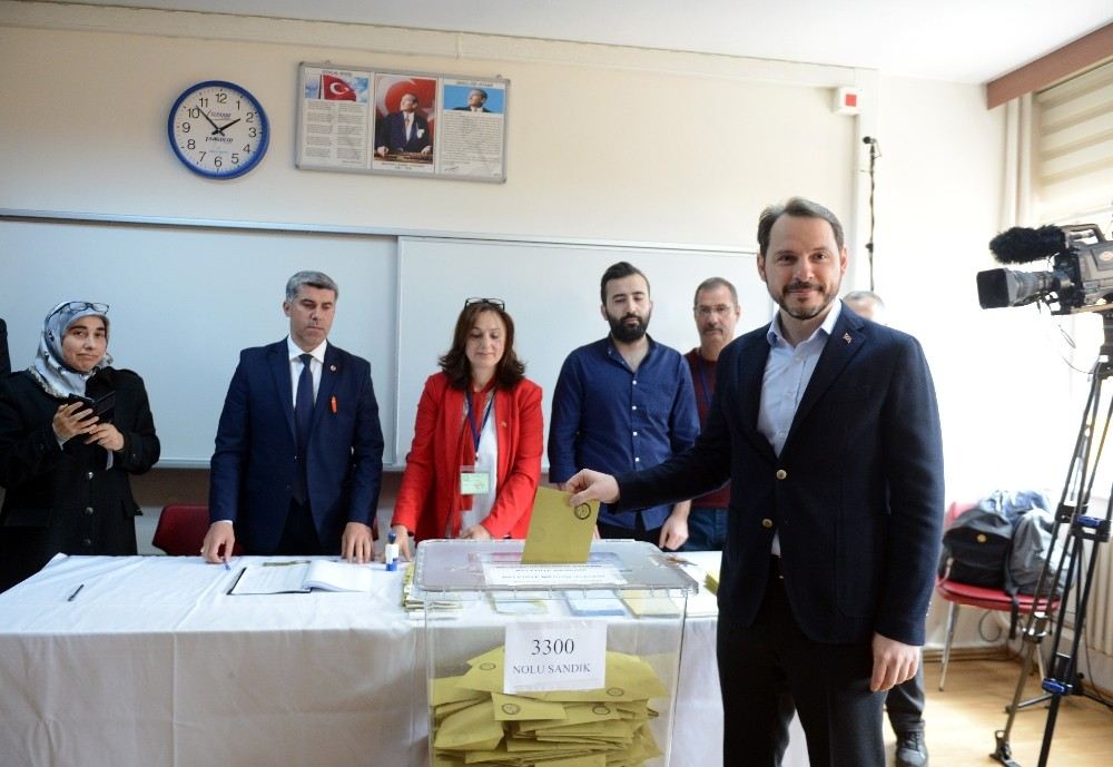 Berat Albayrak, Eşi Esra Albayrak İle Beraber Üsküdarda Oyunu Kullandı