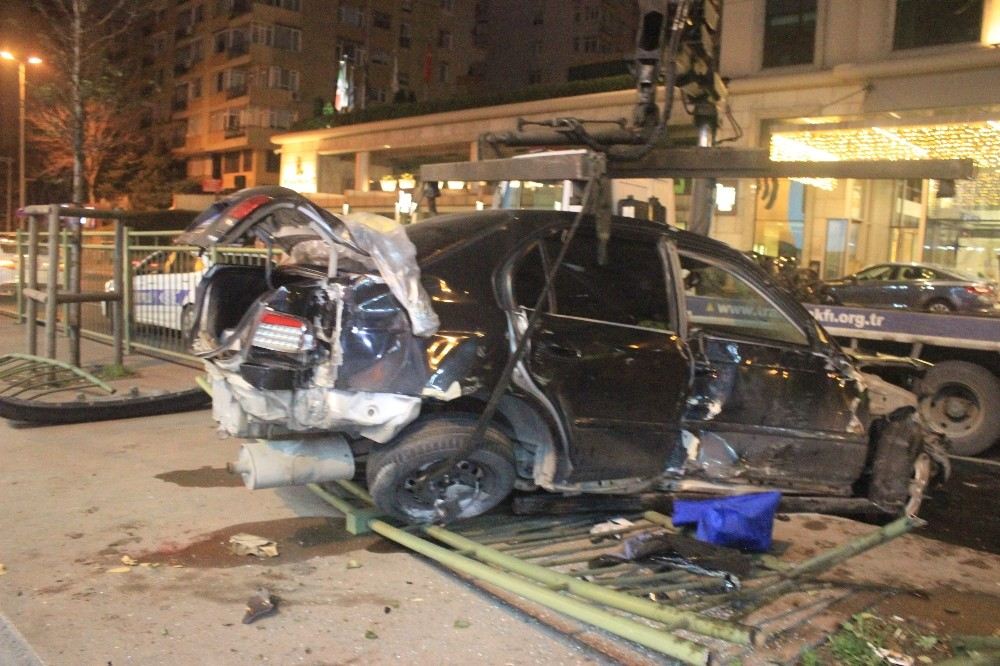 Beşiktaş Barbaros Bulvarında Otomobil Bariyerleri Parçaladı: 1 Yaralı