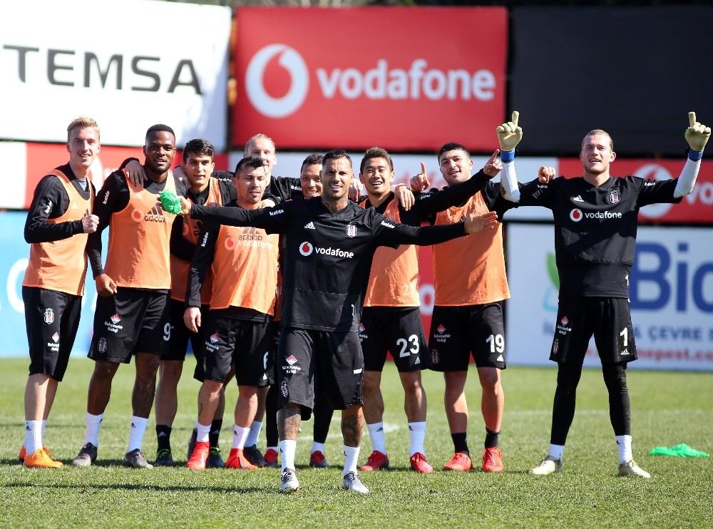 Beşiktaş, İdmanda 3 Takımlı Turnuva Maçları Yaptı