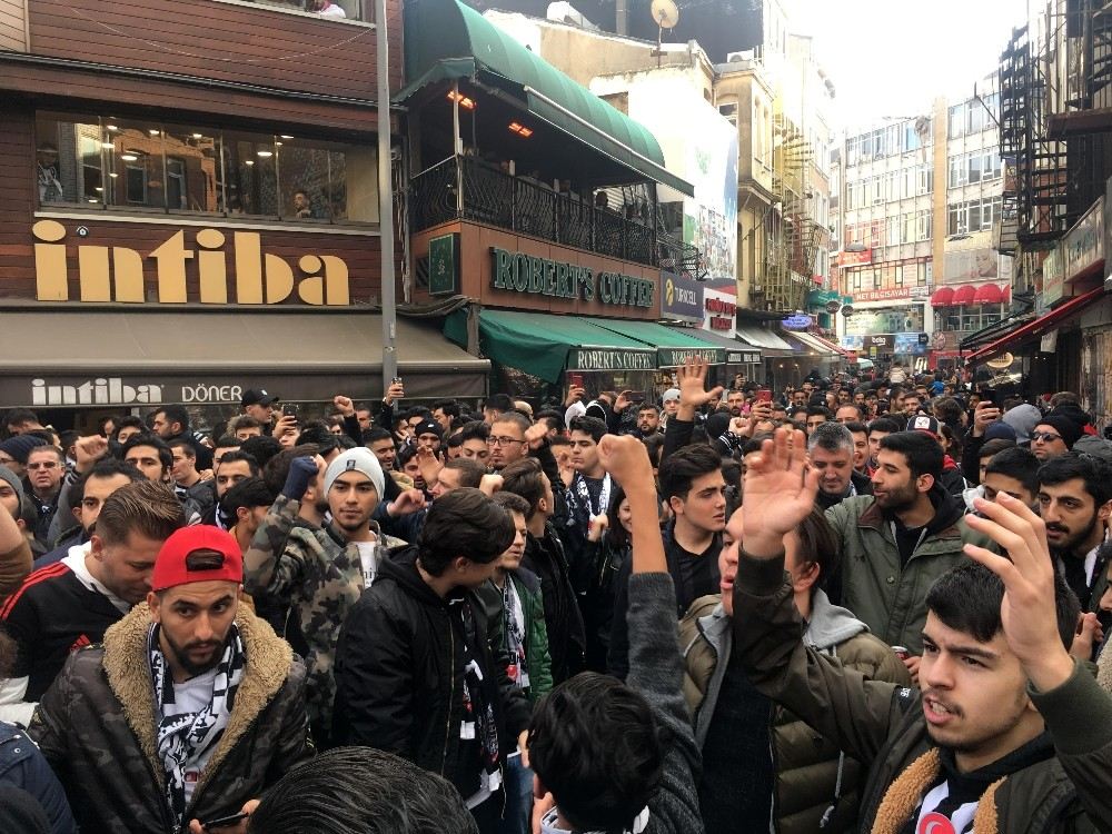 Beşiktaş Taraftarı Derbi Öncesi Çarşıda Toplandı