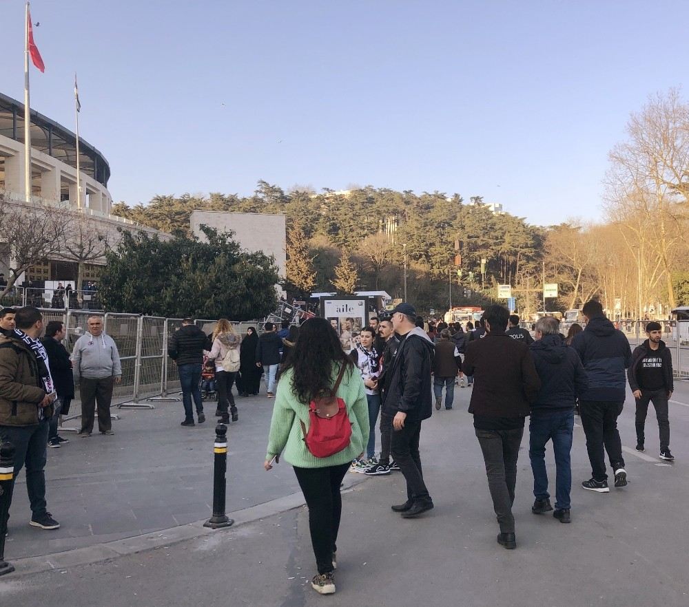 Beşiktaş Taraftarlarından Maça Yoğun İlgi