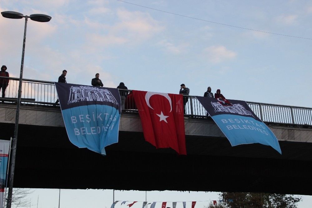 Beşiktaşta 300 Metrelik Dev Türk Bayrağıyla Binler Dolmabahçeye Yürüdü