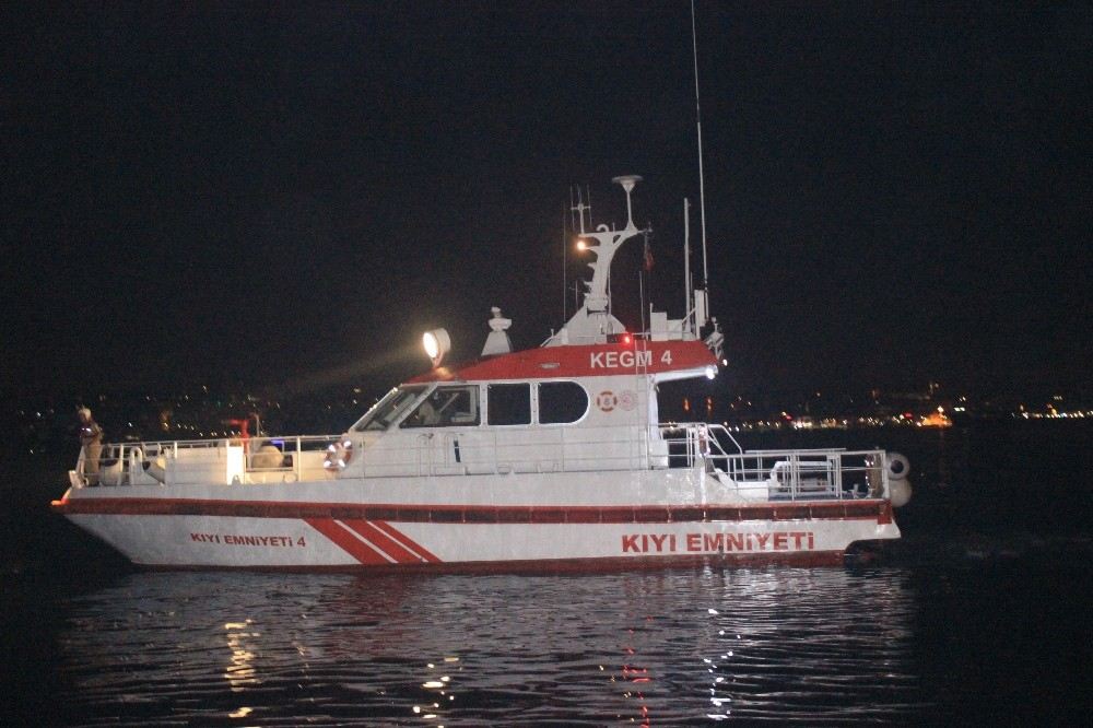 Beşiktaşta Denize Atlayan İki Kişiden Biri Kayboldu