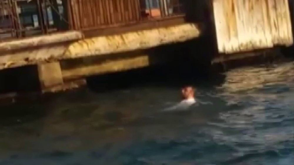 Beşiktaşta Durağa Daldıktan Sonra Denize Atlayan Şoför Böyle Kurtarıldı