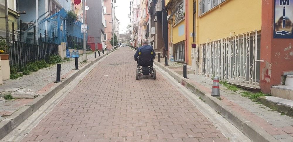 Beşiktaşta Engelli Vatandaş 30 Metrelik Sokağı Geçebilmek İçin 500 Metre Dolaştı