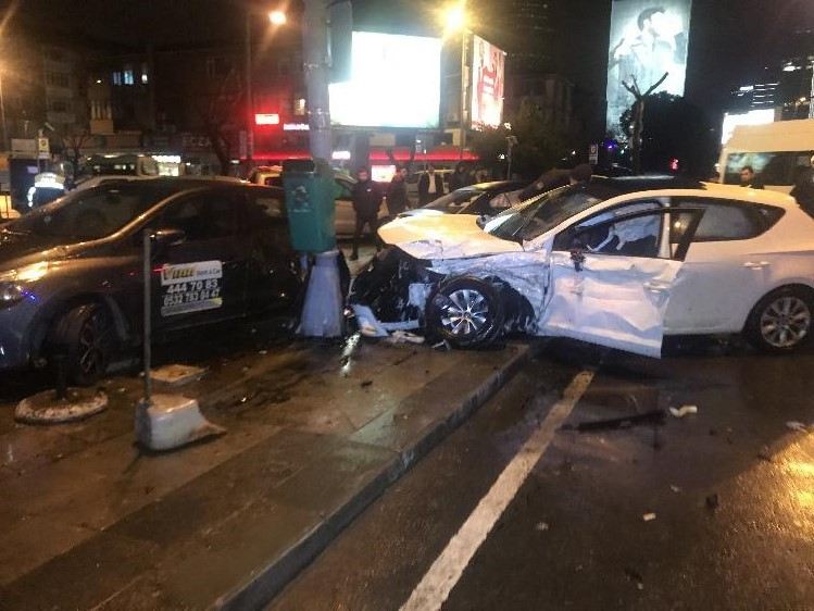 Beşiktaşta Hızını Alamayan Otomobil 3 Araca Çarptı: 4 Yaralı