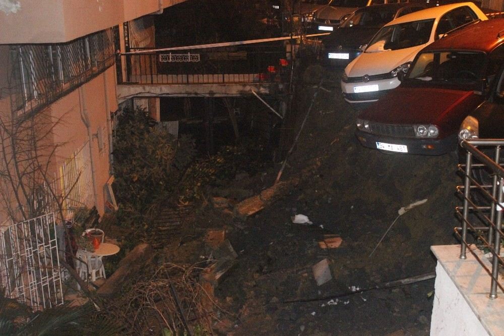 Beşiktaşta İstinat Duvarı Çöktü, 4 Araç Askıda Kaldı