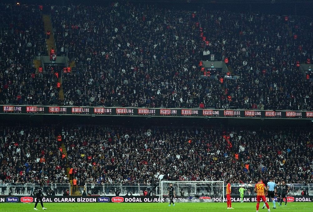 Beşiktaşta Soğuğa Rağmen Tribünler Doldu