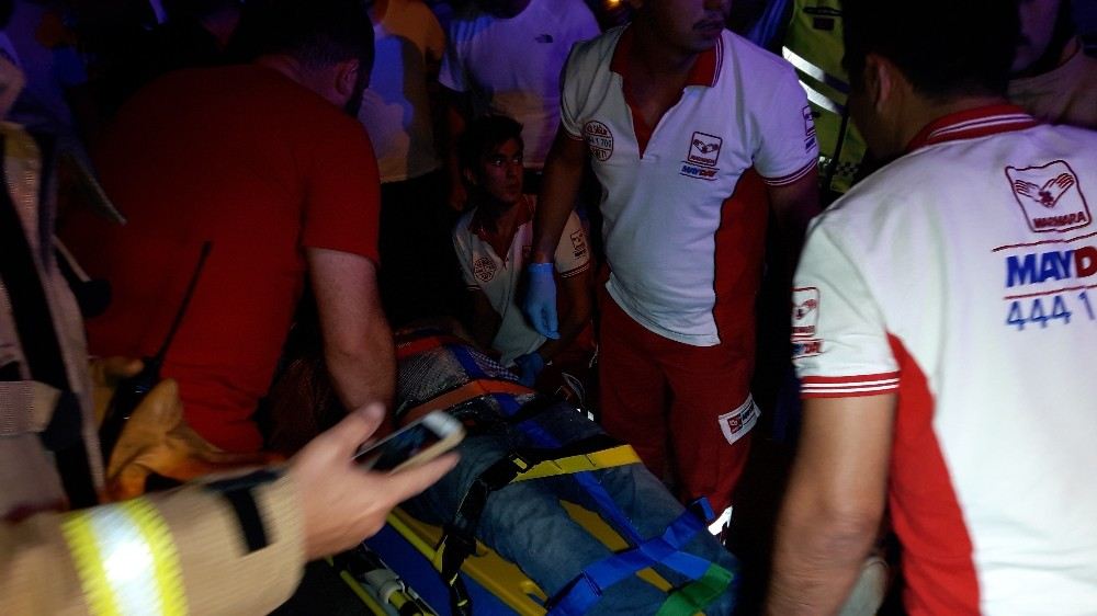 Beşiktaşta Taksi Evin Yatak Odasına Girdi: 2 Yaralı
