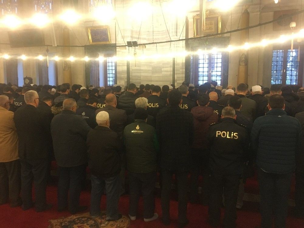 Beşiktaştaki Terör Saldırısında Şehit Olan Polisler İçin Fatih Camiinde Mevlid-İ Şerif Okutuldu