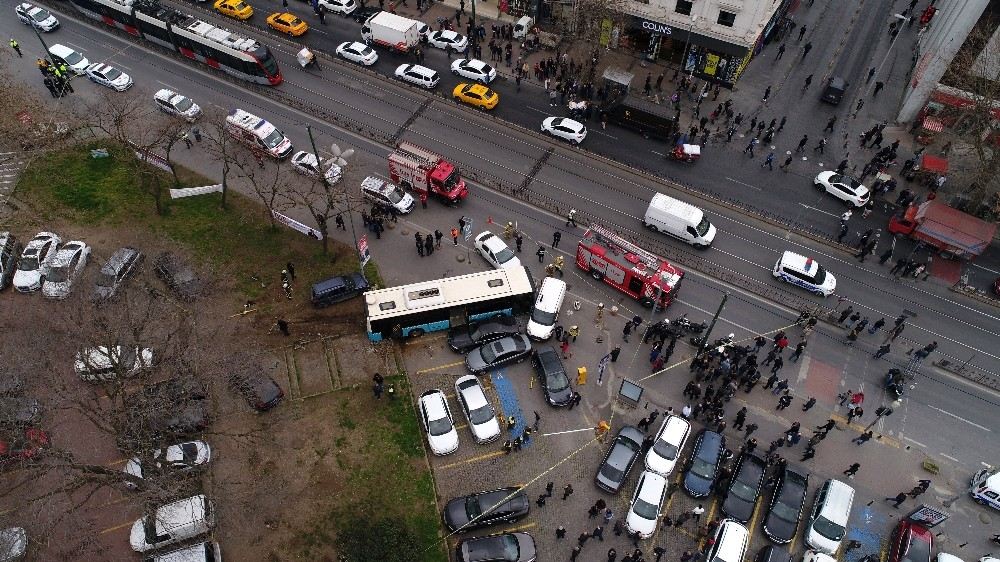 Beyazıt Meydanında Halk Otobüsü Faciası: 4 Yaralı