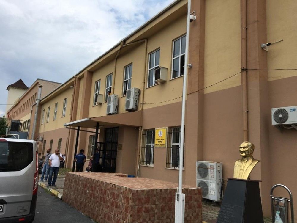 Beykoz Anadolu Lisesine Haciz Geldi, Öğrenciler Şaşkına Döndü