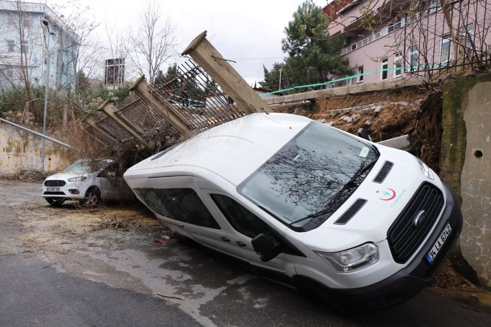 Beykoz İstinat Duvarı Çöktü  Araçlar Altında Kaldı