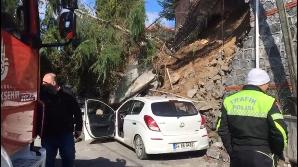 Beykozda Duvar Çöktü, İki Araç Altında Kaldı