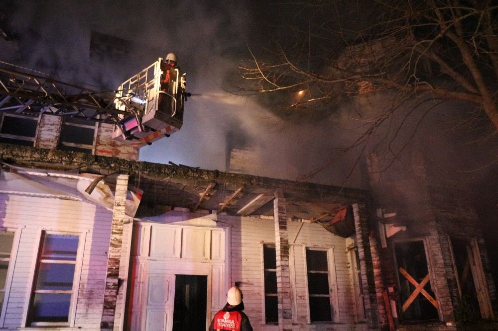 Beykozda Film Seti Olarak Kullanılan Metruk Bina Yandı