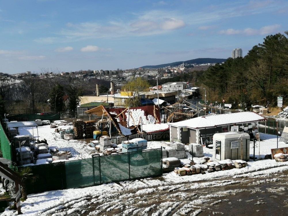 Beykozda İşyeri Deposunun Çatısı,  Üzerindeki Karın Ağırlığına Dayanamayıp Çöktü