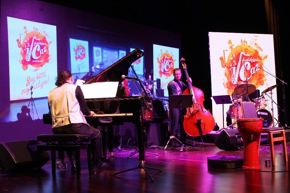 Beylikdüzü Caz Festivali, Hakan Toker Trionun Verdiği Eşsiz Konserle Başladı