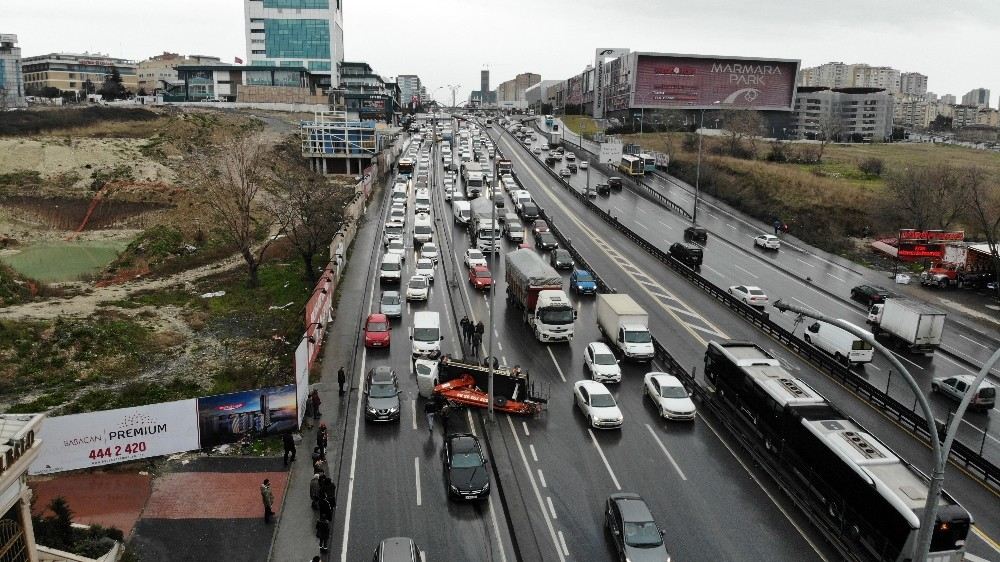 Beylikdüzü E-5 Karayolunda Vinç Devrildi