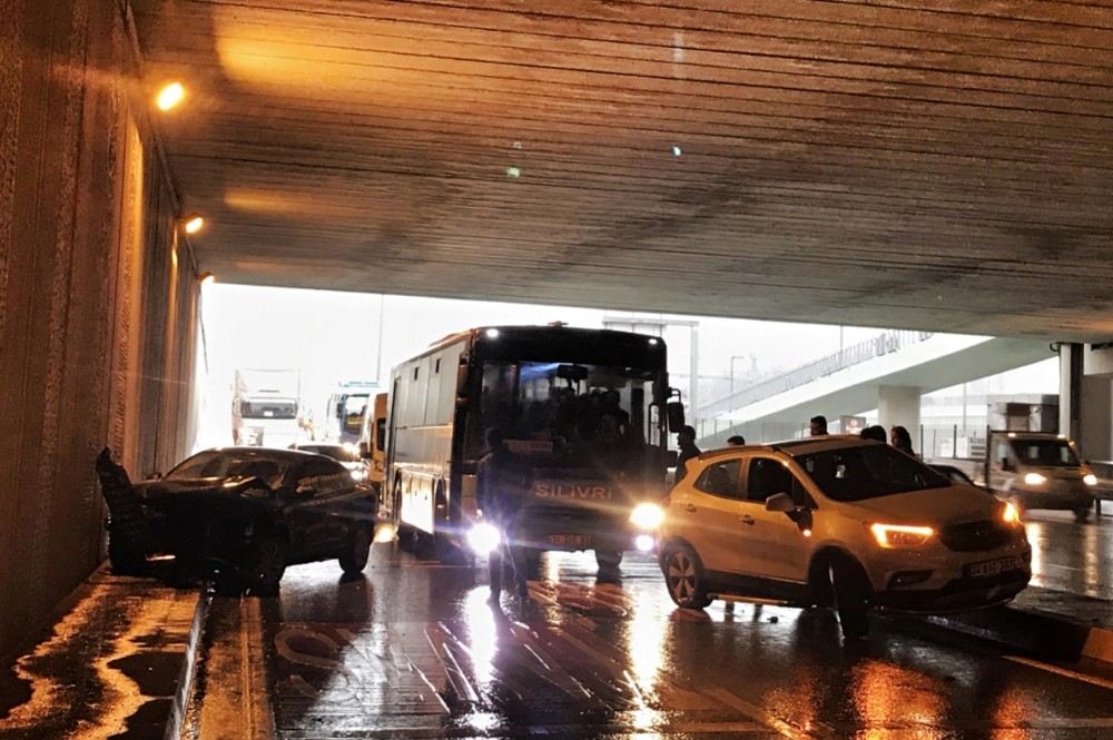 Beylikdüzünde 2 Araç Çarpıştı, Trafik Durma Noktasına Geldi