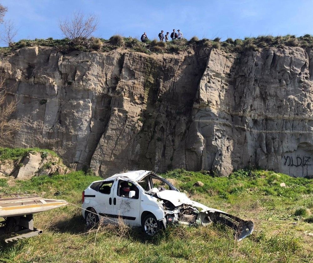 Beylikdüzünde Araç Uçurumdan Aşağıya Uçtu: 1 Yaralı