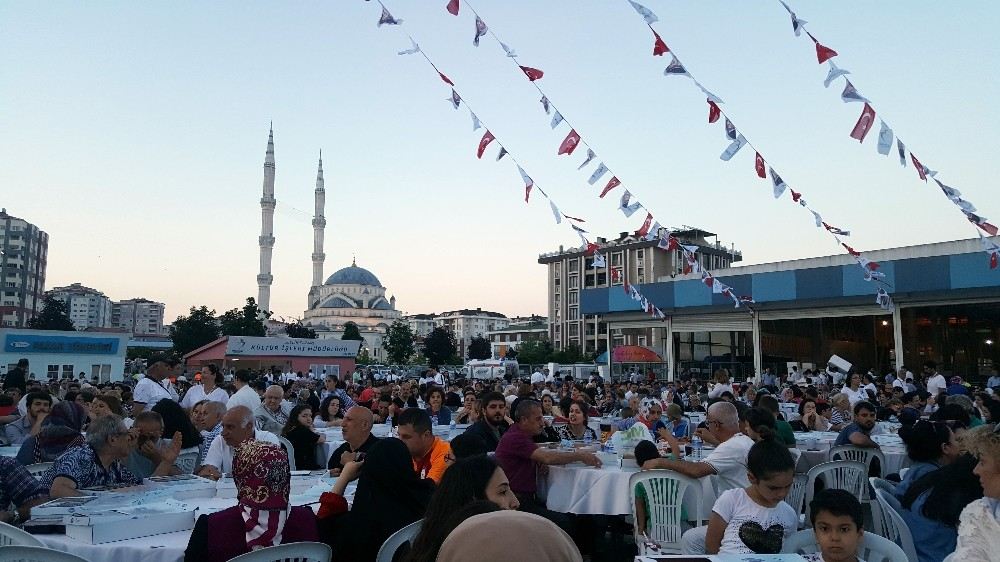 Beylikdüzünde Binlerce Kişi İftarında Buluştu