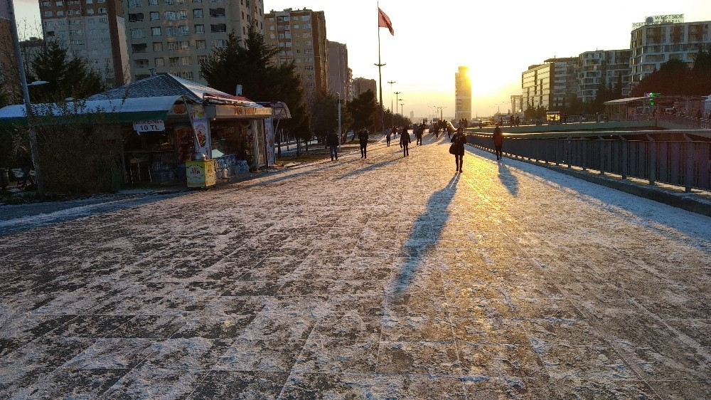 Beylikdüzünde Dün Gece Yağan Kar Yağışının Ardından Yollar Karla Kaplandı