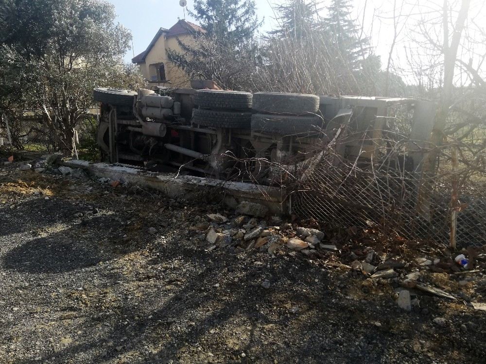 Beylikdüzünde Freni Boşalan Hafriyat Kamyonu Bahçe Duvarına Devrildi