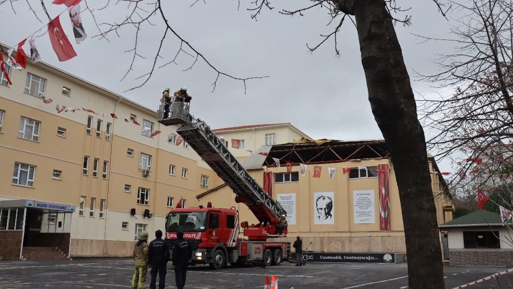 Beylikdüzünde İlkokul Çatısı Uçtu