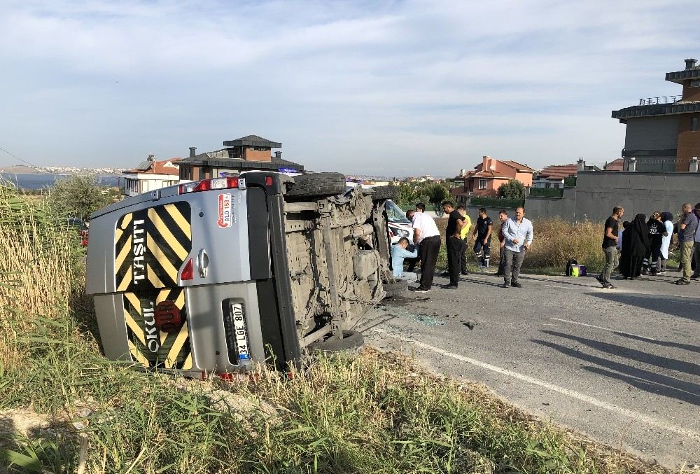 Beylikdüzünde Servis Aracı Takla Attı, Çok Sayıda Öğrenci Yaralandı