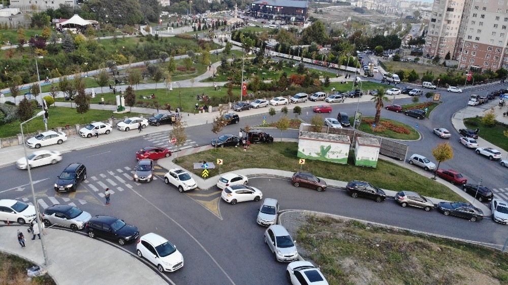 Beylikdüzünde Yüzlerce Vatandaş Deprem Sonrası Parkları Doldurdu