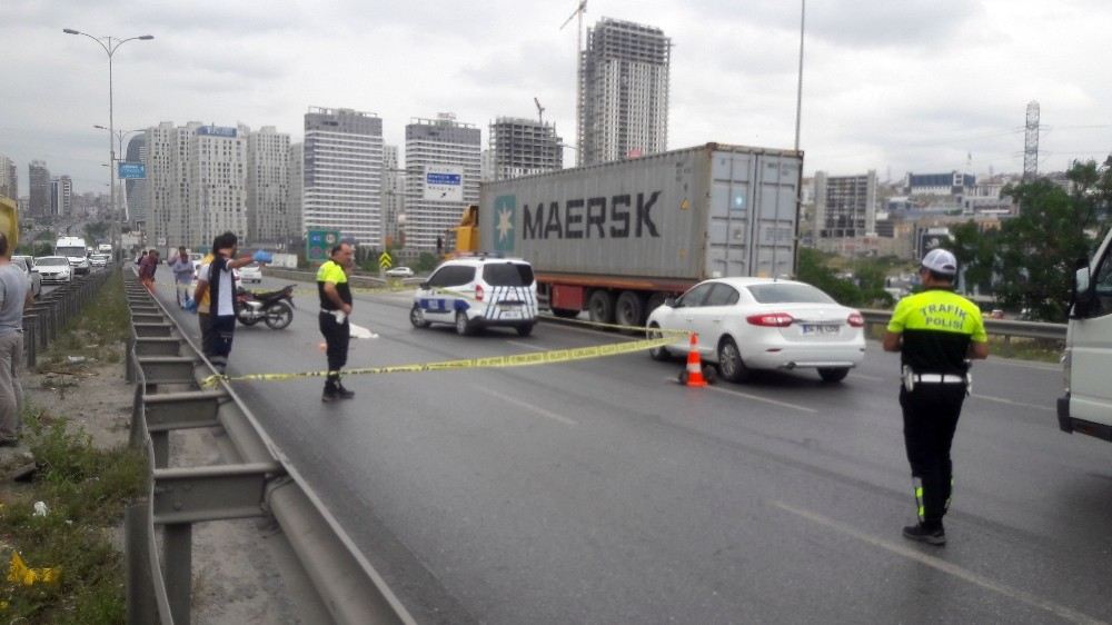 Beylikdüzünnde Tır, Sıkıştırdığı Motosikletin Üzerinden Geçti