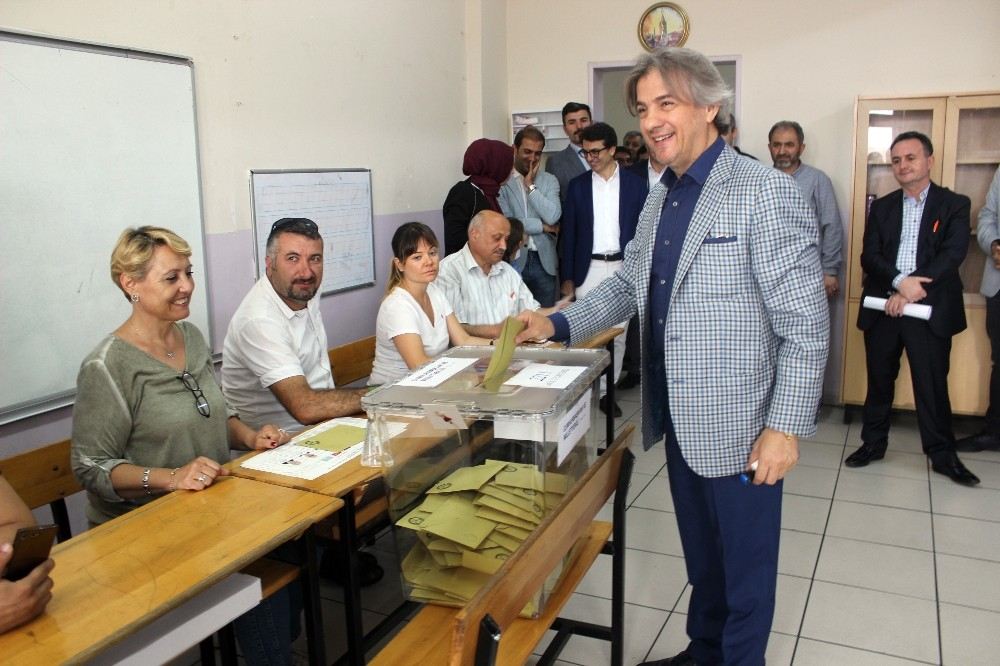 Beyoğlu Belediye Başkanı Ahmet Misbah Demircan Oyunu Kullandı