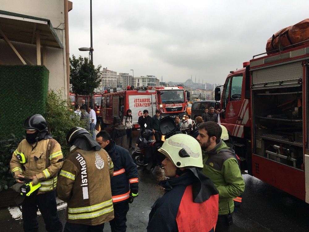 Beyoğlunda  Bir Otelin Saunasında Çıkan Yangın Turistlere Panik Yaşattı