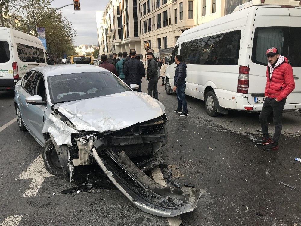 Beyoğlunda Alkollü Sürücü Minibüse Ve Vatandaşlara Çarptı: 3 Yaralı