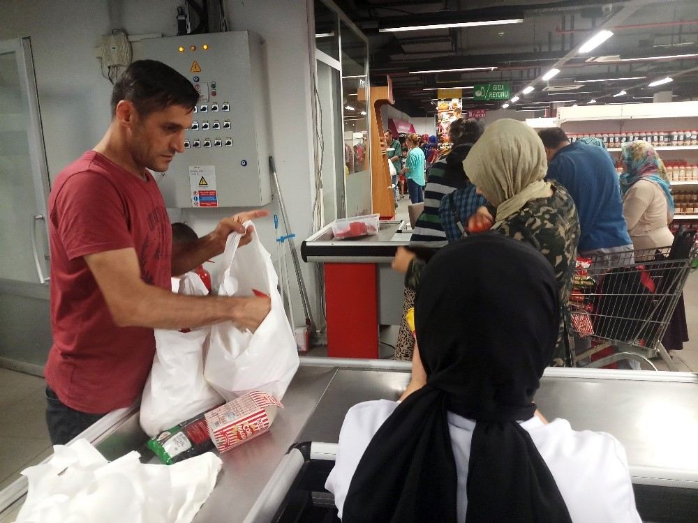 Beyoğlunda Bulunan Sosyal Market Bayram Öncesi Yüzleri Güldürdü