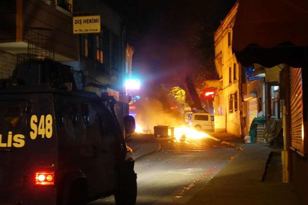 Beyoğlunda Çöp Konteynırlarını Devirip Ateşe Verdiler