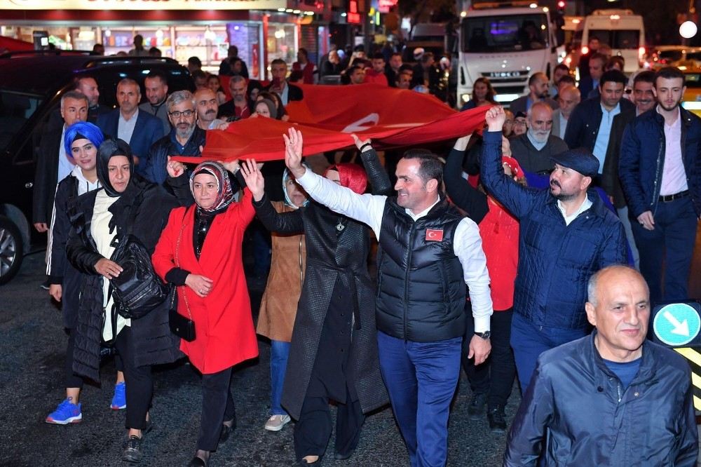 Beyoğlunda Dev Türk Bayrağı İle Cumhuriyet Yürüyüşü