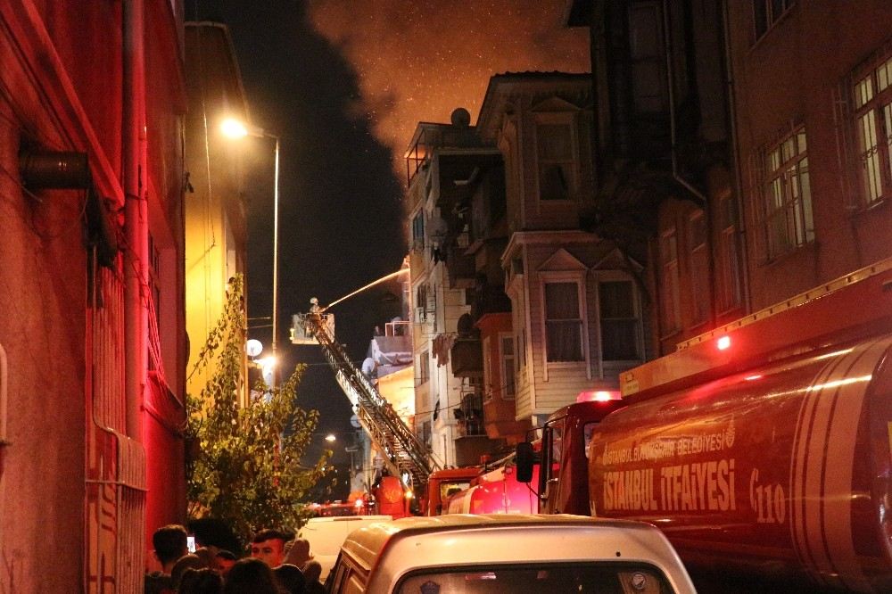 Beyoğlunda Evler Alev Alev Yandı, 3 Kişi Etkilendi