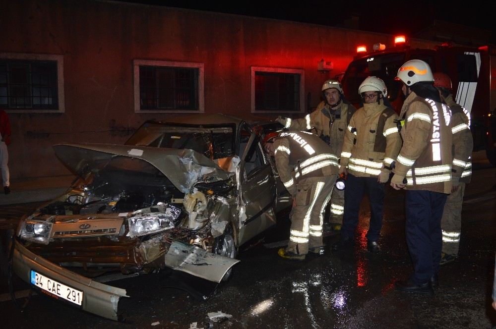 Beyoğlunda Halk Otobüsü İle Otomobil Çarpıştı: 1 Yaralı