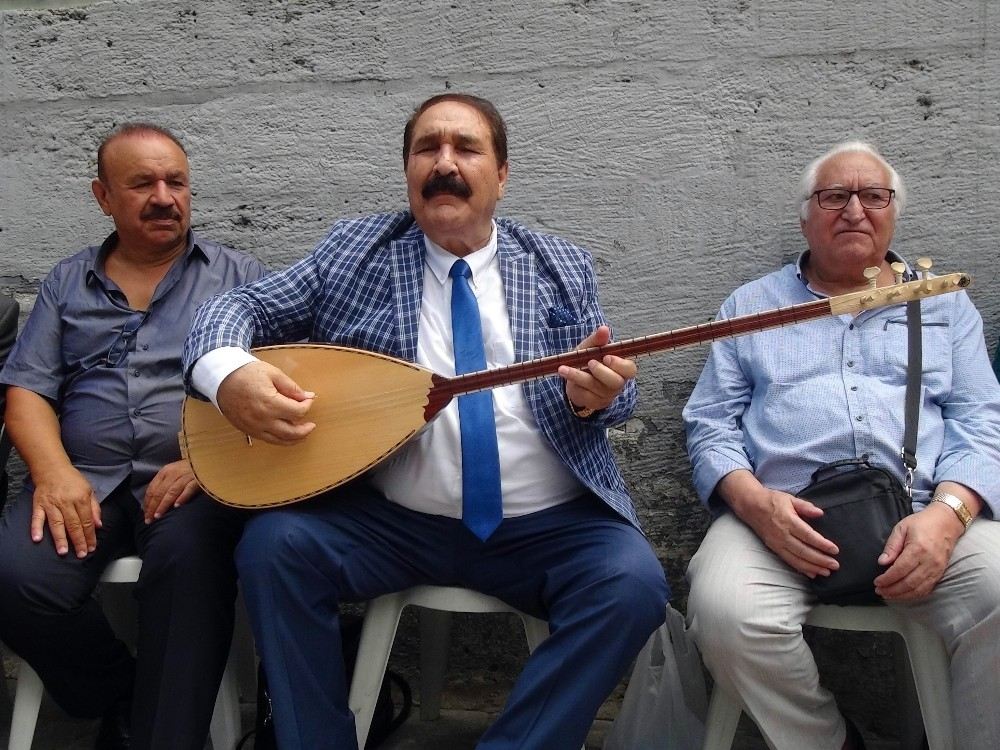 Beyoğlunda Halk Ozanları Abdyi Ve Doları Protesto Etti