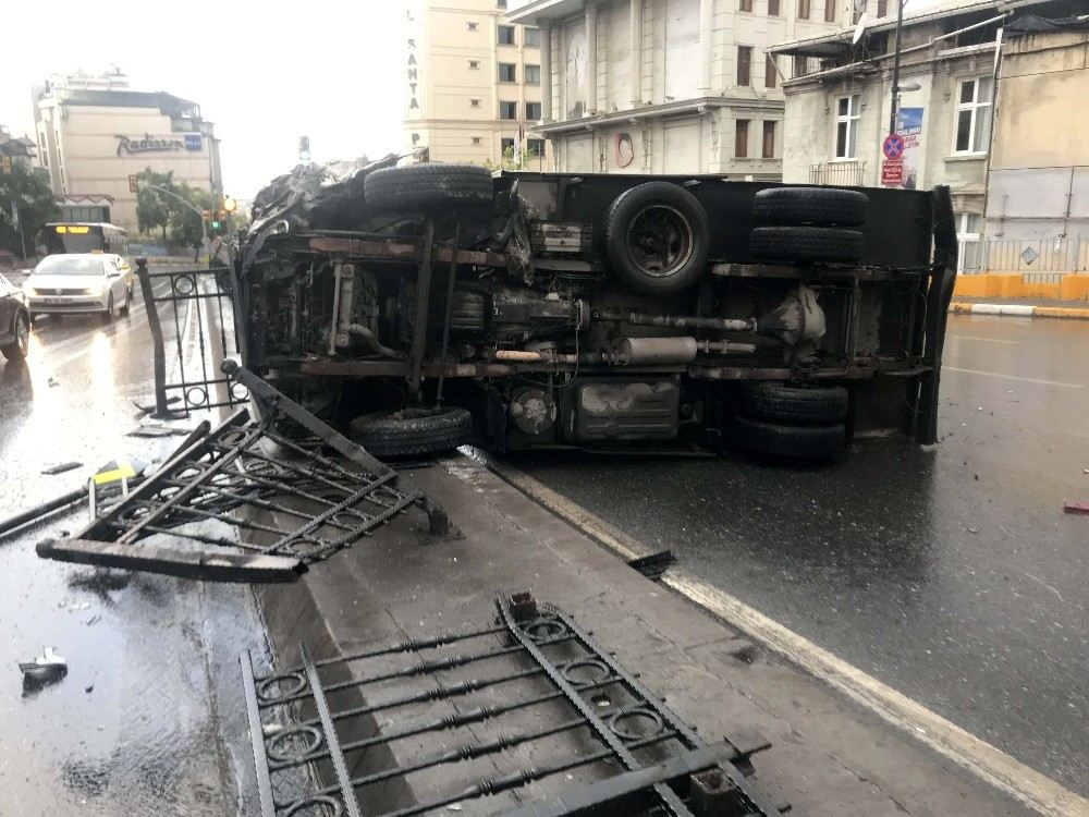 Beyoğlunda Kamyonet Devrildi