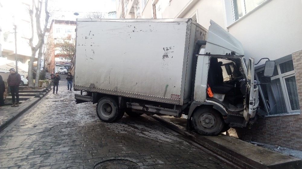 Beyoğlunda Kamyonet Evin Salonuna Girdi