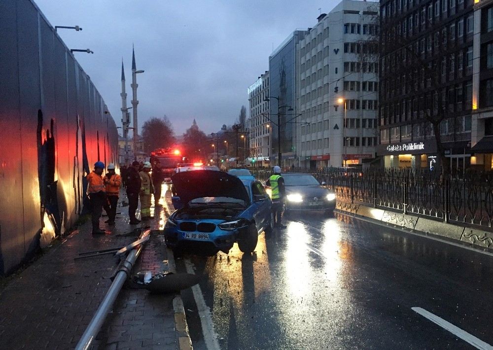 Beyoğlunda Kontrolden Çıkan Lüks Otomobil Direğe Çarptı