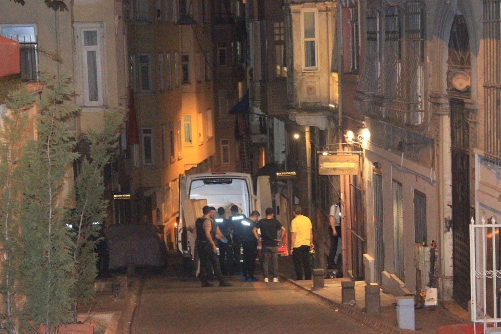 Beyoğlunda Ölü Bulunan İngiliz Turistlerin Cesetleri Adli Tıpa Kaldırıldı