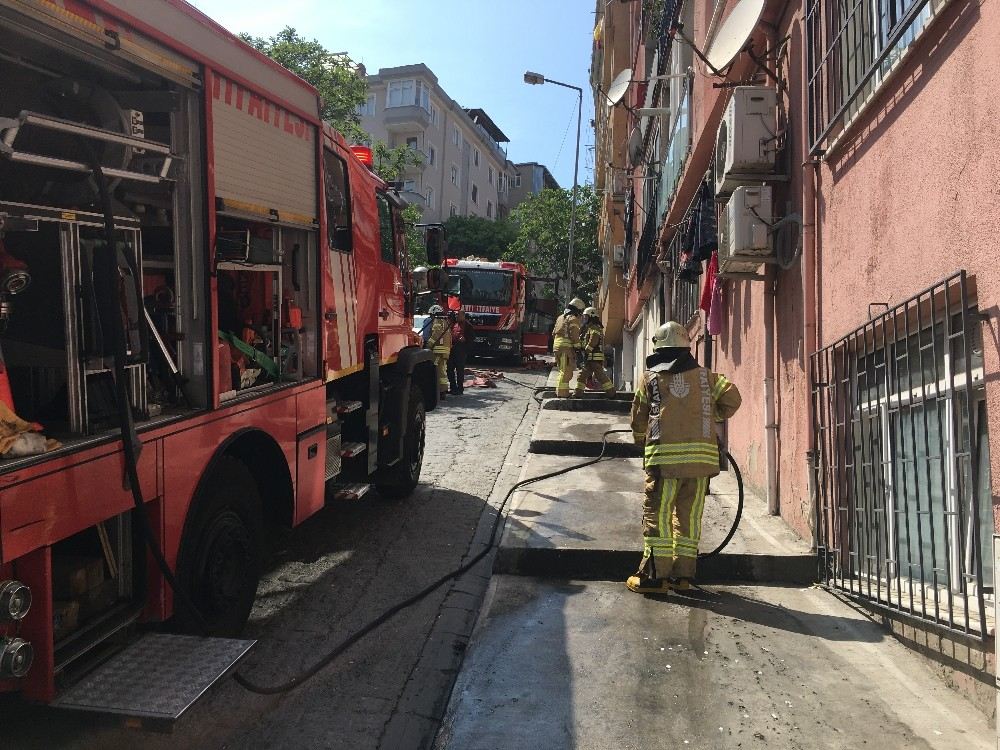 Beyoğlunda Patlayan Trafo Paniğe Neden Oldu