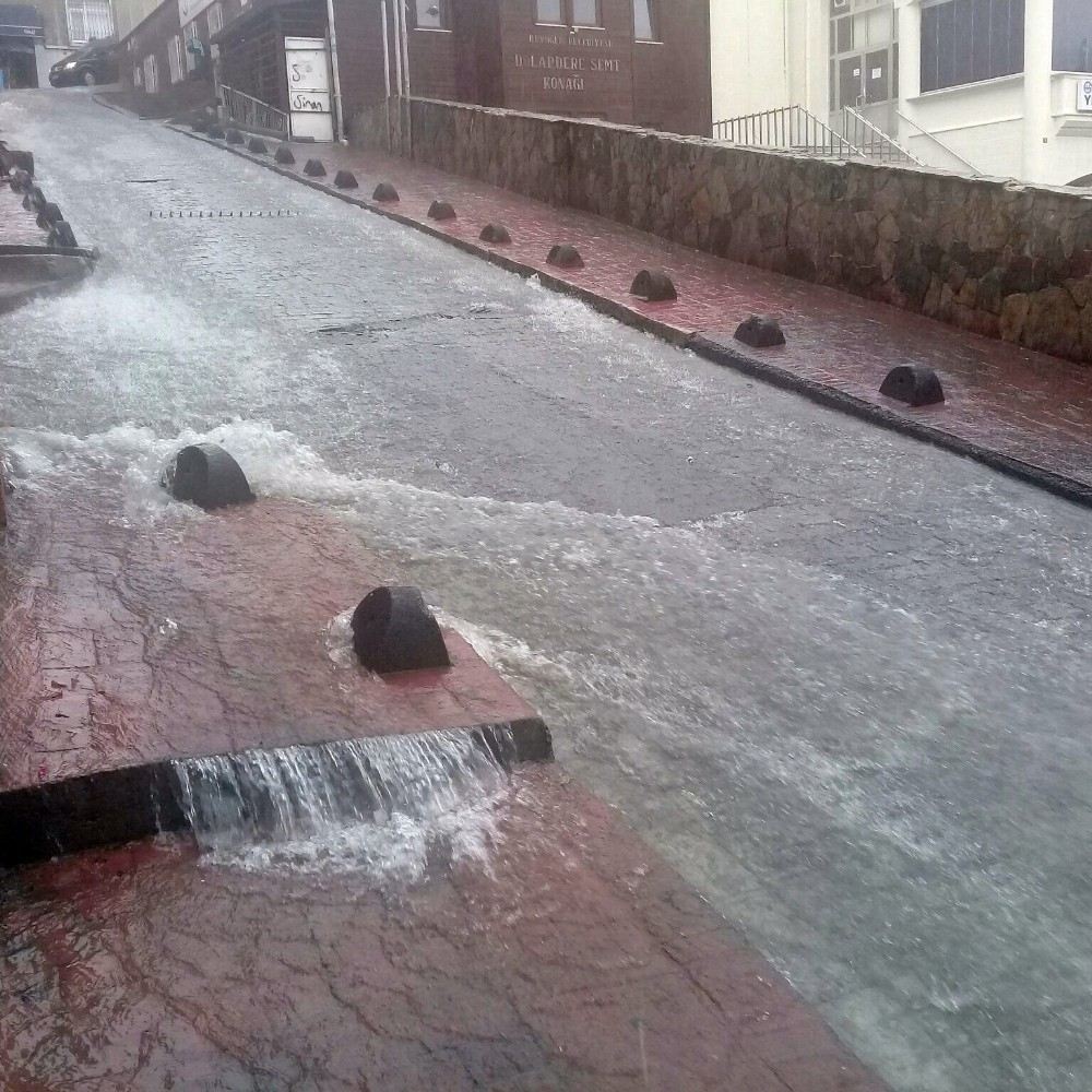 Beyoğlunda Sağanak Yağış Vatandaşlara Zor Anlar Yaşattı