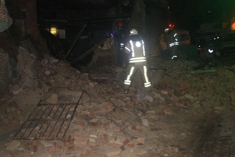 Beyoğlunda Tek Katlı Metruk Bina Çöktü