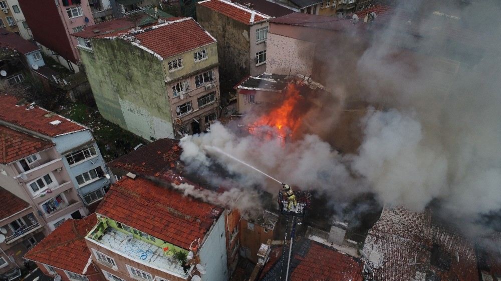 Beyoğlunda Üç Gecekonduyu Alevler Sardı