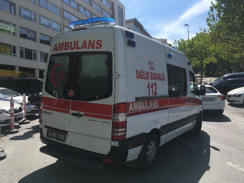 Beyoğlunda Vale Görevlisi Arkadaşı Tarafından Bıçaklandı